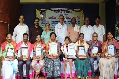 ಸಾಗರ ತಾಲೂಕಿನ ಸಿರಿವಂತೆಯಲ್ಲಿ ಚಿತ್ರಸಿರಿ ಸಂಸ್ಥೆ ಆಯೋಜಿಸಿದ್ದ ಕಾರ್ಯಕ್ರಮದಲ್ಲಿ ವಿವಿಧ ಕ್ಷೇತ್ರಗಳ ಸಾಧಕರನ್ನು ಸನ್ಮಾನಿಸಲಾಯಿತು. ಬಿ.ಆರ್.ಜಯಂತ್, ಚಂದ್ರಶೇಖರ ಸಿರಿವಂತೆ, ಡಾ. ಅನ್ನಪೂರ್ಣಾ, ಡಾ. ಪ್ರಸನ್ನ ಇತರರಿದ್ದರು.
