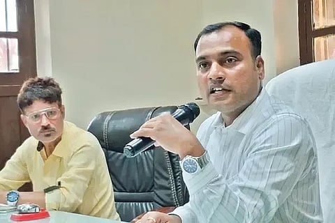ಸಾಗರದ ನಗರಸಭೆ ಕಚೇರಿಯಲ್ಲಿ ನಡೆದ ಮತದಾರರ ಮ್ಯಾಪಿಂಗ್ ಕಾರ್ಯ ಕುರಿತ ಸಭೆಯಲ್ಲಿ ಎಸಿ ವೀರೇಶ್‌ಕುಮಾರ್ ಮಾತನಾಡಿದರು. ಎಚ್.ಕೆ.ನಾಗಪ್ಪ ಇದ್ದರು.