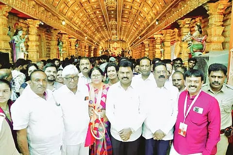 ಸಾಗರದಲ್ಲಿ ಮಾರಿಕಾಂಬ ದೇವಿ ದರ್ಶನ ಪಡೆಯಲು ಆಗಮಿಸಿದ್ದ ಸಂಸದ ಬಿ.ವೈ.ರಾಘವೇಂದ್ರ. ಹರತಾಳು ಹಾಲಪ್ಪ, ಭಾರತಿ ಶೆಟ್ಟಿ ಇತರರಿದ್ದರು.