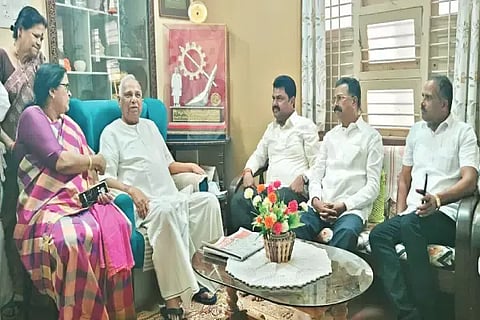 ಸಾಗರದಲ್ಲಿ ಮಾಜಿ ಸಚಿವ ಕಾಗೋಡು ತಿಮ್ಮಪ್ಪ ಅವರನ್ನು ಸಂಸದ ಬಿ.ವೈ.ರಾಘವೇಂದ್ರ ಭೇಟಿ ಮಾಡಿ ಆರೋಗ್ಯ ವಿಚಾರಿಸಿದರು. ಹರತಾಳು ಹಾಲಪ್ಪ, ಭಾರತಿ ಶೆಟ್ಟಿ ಇತರರಿದ್ದರು.