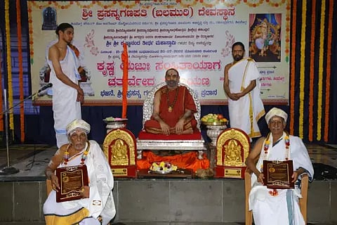 ಶಿವಮೊಗ್ಗ ರವೀಂದ್ರನಗರ ಶ್ರೀ ಗಣಪತಿ ದೇವಸ್ಥಾನದಲ್ಲಿ ಶ್ರೀ ವಿದ್ಯಾಭಿನವ ಕೃಷ್ಣಾನಂದತೀರ್ಥ ಸ್ವಾಮೀಜಿ ಅವರು ಡಾ. ಶಿಕಾರಿಪುರ ಕೃಷ್ಣಮೂರ್ತಿ ಹಾಗೂ ಶ್ರೀನಿವಾಸಮೂರ್ತಿ ಅವರಿಗೆ ಪ್ರಸನ್ನ ಗಣಪತಿ ಅನುಗ್ರಹ ಪುರಸ್ಕಾರ ಪ್ರದಾನ ಮಾಡಿದರು.