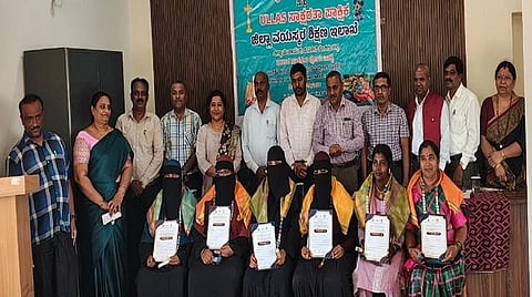  ಕುಶಾಲನಗರದ ಪಿ.ಎಂ.ಶ್ರೀ ಶಾಲೆಯಲ್ಲಿ ನಡೆದ ಅಂತಾರಾಷ್ಟ್ರೀಯ ಸಾಕ್ಷರತಾ ದಿನಾಚರಣೆಯಲ್ಲಿ ನವ ಸಾಕ್ಷರರನ್ನು ಸನ್ಮಾನಿ ಗೌರವಿಸಲಾಯಿತು. ರಾಮ ಚಂದ್ರೇರಾಜೇ ಅರಸ್, ಡಾ.ಹೇಮಂತ್ ರಾಜ್, ಕೃಷ್ಣಪ್ಪ ಇತರರಿದ್ದರು.