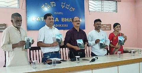 ಕೊಡಗು ಜಿಲ್ಲಾ ಜಾನಪದ ಪರಿಷತ್ ಅಧ್ಯಕ್ಷ ಅನಂತ ಶಯನ ಅವರು ಶಕುನದ ಹಕ್ಕಿ ಕಾದಂಬರಿಯನ್ನು ಲೋಕಾರ್ಪಣೆ ಮಾಡಿದರು. ಸಂಗೀತ್ ರವಿರಾಜ್, ಹೆಚ್.ಟಿ.ಅನಿಲ್ ಇತರರಿದ್ದರು. 