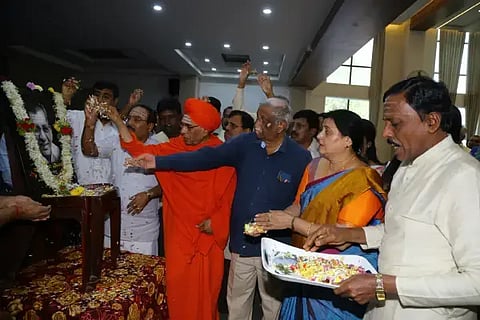 ಶ್ರದ್ಧಾಂಜಲಿ ಸಭೆಯಲ್ಲಿ ಶಾಮನೂರು ಶಿವಶಂಕರಪ್ಪ ಅವರ ಭಾವಚಿತ್ರಕ್ಕೆ ಶ್ರೀ ಮಲ್ಲಿಕಾರ್ಜುನ ಮುರುಘರಾಜೇಂದ್ರ ಸ್ವಾಮೀಜಿ, ರುದ್ರಮುನಿ ಎನ್. ಸಜ್ಜನ್, ಮಹಾಲಿಂಗಯ್ಯ ಶಾಸ್ತ್ರಿ, ಅನಿತಾ ರವಿಶಂಕರ್ ಮತ್ತಿತರರು ಪುಷ್ಪನಮನ ಸಲ್ಲಿಸಿದರು.