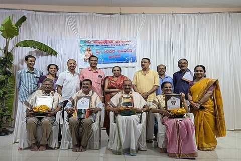  ಕಾರ್ಯಕ್ರಮದ ಪ್ರಯುಕ್ತ ವಿದ್ಯಾಭಿವೃದ್ಧಿ ನಿಧಿ ವತಿಯಿಂದ ಸಮುದಾಯದ ಪ್ರಮುಖರಿಗೆ ಸನ್ಮಾನ ಮಾಡಲಾಯಿತು. ಬಿ.ಕೆ.ಜಗದೀಶ್, ಬಿ.ಕೆ.ಅರುಣ್ ಕುಮಾರ್, ಭರತೇಶ್ ಖಂಡಿಗೆ ಇತರರಿದ್ದರು.