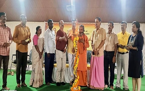 ಆದಿ ಶಂಕರಾಚಾರ್ಯ ಜಯಂತಿ ಕಾರ್ಯಕ್ರಮವನ್ನು ಗಣ್ಯರು ಉದ್ಘಾಟಿಸಿದರು. ಬಿ.ಜಿ.ಅನಂತಶಯನ, ಚಿ.ನಾ.ಸೋಮೇಶ್, ಬಿ.ಕೆ.ಜಗದೀಶ್ ಇತರರಿದ್ದರು.