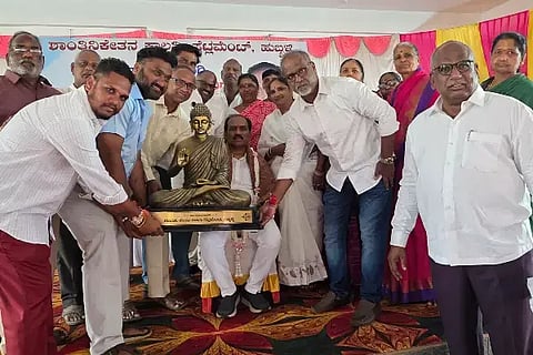 ಹುಬ್ಬಳ್ಳಿ ನಗರದ (title deed) ಸೆಟ್ಲಮೆಂಟ್ ಶಾಂತಿನಿಕೇತನ ಕಾಲನಿ ನಿವಾಸಿಗಳು ಶಾಸಕ ಪ್ರಸಾದ ಅಬ್ಬಯ್ಯ ಅವರನ್ನು ಸನ್ಮಾನಿಸಿದರು. ಶ್ರೀನಿವಾಸ ಬೆಳದಡಿ, ಸುಬಾನಿ ಮಲ್ಲಾಡ, ಯಮನೂರ ಗುಡಿಯಾಳ, ಮೈಲಾರಪ್ಪ ಗದಗ, ಸುರೇಶ ಗಾಯಕವಾಡ, ಇತರರು ಇದ್ದರು.