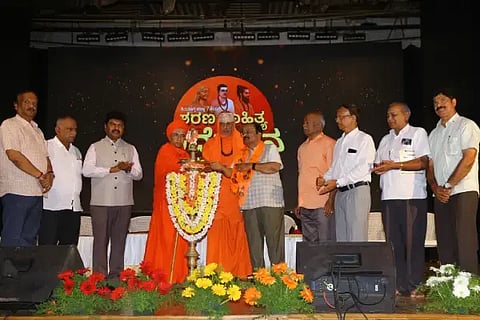ಶಿವಮೊಗ್ಗದಲ್ಲಿ ಜಿಲ್ಲಾ ಮಟ್ಟದ ಶರಣ ಸಾಹಿತ್ಯ ಸಮ್ಮೇಳನವನ್ನು ಡಾ. ಸಿ.ಸೋಮಶೇಖರ್ ಉದ್ಘಾಟಿಸಿದರು. ಶ್ರೀ ಶಿವರಾತ್ರಿ ದೇಶಿಕೇಂದ್ರ ಸ್ವಾಮೀಜಿ, ಶ್ರೀ ಮಲ್ಲಿಕಾರ್ಜುನ ಮುರುಘರಾಜೇಂದ್ರ ಸ್ವಾಮೀಜಿ, ಬಿ.ವೈ.ರಾಘವೇಂದ್ರ, ಎಚ್.ಎನ್.ಮಹಾರುದ್ರ, ಎಸ್.ಎಸ್.ಜ್ಯೋತಿಪ್ರಕಾಶ್ ಇತರರಿದ್ದರು.