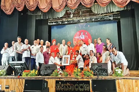 ಶಿವಮೊಗ್ಗದಲ್ಲಿ ಆಯೋಜಿಸಿದ್ದ ಜಿಲ್ಲಾ ಮಟ್ಟದ ಶರಣ ಸಾಹಿತ್ಯ ಸಮ್ಮೇಳನದಲ್ಲಿ ಸರ್ವಾಧ್ಯಕ್ಷರಾದ ಶ್ರೀ ಮಲ್ಲಿಕಾರ್ಜುನ ಮುರುಘರಾಜೇಂದ್ರ ಸ್ವಾಮೀಜಿ ಅವರನ್ನು ಗೌರವಿಸಲಾಯಿತು. ಶ್ರೀ ಪಂಚಮ ಶಿವಲಿಂಗೇಶ್ವರ ಸ್ವಾಮೀಜಿ, ಶ್ರೀ ಬಸವ ಮರುಳಸಿದ್ಧ ಸ್ವಾಮೀಜಿ, ಡಾ. ಆರ್.ಸಿ.ಜಗದೀಶ, ರುದ್ರಮುನಿ ಸಜ್ಜನ್, ಪ್ರೊ. ಕಿರಣ ದೇಸಾಯಿ, ಎಚ್.ಎನ್.ಮಹಾರುದ್ರ ಇದ್ದರು.