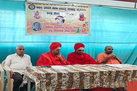 ಜಿಲ್ಲಾ ಶರಣ ಸಾಹಿತ್ಯ ಪರಿಷತ್ತು ಗೌರವಾಧ್ಯಕ್ಷರೂ ಆದÀ ವಿರಾಜಪೇಟೆ ಅರಮೇರಿ ಮಠದ ಶ್ರೀ ಶಾಂತಮಲ್ಲಿಕಾರ್ಜುನ ಸ್ವಾಮೀಜಿ ಅಧ್ಯಕ್ಷತೆಯಲ್ಲಿ ಜಿಲ್ಲಾ ಪ್ರಥಮ ಶರಣ ಸಾಹಿತ್ಯ ಸಮ್ಮೇಳನದ ಪೂರ್ವಭಾವಿ ಸಭೆ ನಡೆಯಿತು. ಶ್ರೀ ಸದಾಶಿವ ಸ್ವಾಮೀಜಿ, ಶ್ರೀ ಮಲ್ಲೇಶ ಸ್ವಾಮೀಜಿ, ಹೆಚ್.ವಿ.ಶಿವಪ್ಪ ಇದ್ದರು. 