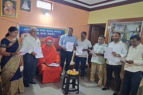 ಕೊಡಗು ಜಿಲ್ಲಾ ಶರಣ ಸಾಹಿತ್ಯ ಪರಿಷತ್ತು ವತಿಯಿಂದ ಕುಶಾಲನಗರದಲ್ಲಿ ನಡೆದ ಪ್ರಥಮ ಶರಣ ಸಾಹಿತ್ಯ ಸಮ್ಮೇಳನದ ಲೆಕ್ಕಪತ್ರ ಮಂಡನೆ ಸಭೆಯ ಸಾನಿಧ್ಯ ವಹಿಸಿ ಕೊಡ್ಲಿಪೇಟೆ ಕಿರಿಕೊಡ್ಲಿ ಮಠದ ಶ್ರೀ ಸದಾಶಿವ ಸ್ವಾಮೀಜಿ ಮಾತನಾಡಿದರು. ಹೆಚ್.ವಿ. ಶಿವಪ್ಪ, ಕೆ.ಎಸ್. ಮೂರ್ತಿ, ನಟರಾಜು ಮತ್ತಿತರರು ಇದ್ದರು.