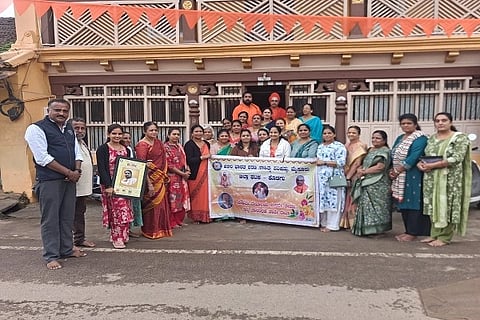 ಕೊಡಗು ಜಿಲ್ಲಾ ಶರಣ ಸಾಹಿತ್ಯ ಪರಿಷತ್ತು ಮತ್ತು ಕೊಡ್ಲಿಪೇಟೆಯ ಗಂಗಾ ವೀರಶೈವ ಮಹಿಳಾ ಸಮಾಜದ ವತಿಯಿಂದ ಸಮಾಜ ಸೇವಕರಾದ ಮಂಜುಳಾ ಸುರೇಶ್ ಅವರ ಮನೆಯಂಗಳದಲ್ಲಿ ಹಮ್ಮಿಕೊಂಡಿದ್ದ ಮನೆಯಂಗಳದತ್ತ ಶರಣ ಸಾಹಿತ್ಯ ಕಾರ್ಯಕ್ರಮದಲ್ಲಿ ಸ್ಥಳೀಯರು ಪಾಲ್ಗೊಂಡಿದ್ದರು. ಶ್ರೀ ಅಭಿನವ ಸಿದ್ದಲಿಂಗ ಶಿವಾಚಾರ್ಯ ಸ್ವಾಮೀಜಿ, ಶ್ರೀ ಸದಾಶಿವ ಸ್ವಾಮೀಜಿ, ಕೆ.ಎಸ್. ಮೂರ್ತಿ, ಬಿ. ನಟರಾಜು ಮತ್ತಿತರರು ಇದ್ದರು.