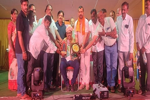 ಕಣಿವೆ ಶ್ರೀ ರಾಮಲಿಂಗೇಶ್ವರ ಸ್ವಾಮಿ ವಾರ್ಷಿಕ ಬ್ರಹ್ಮ ರಥೋತ್ಸವ ಮತ್ತು ಜಾತ್ರೋತ್ಸವ ಅಂಗವಾಗಿ ನೀಡುವ ರಾಮಲಿಂಗೇಶ್ವರ ಕಣಿವೆ ಶ್ರೀ ಪ್ರಶಸ್ತಿಯನ್ನು ಟಿ.ಆರ್. ಶರವಣಕುಮಾರ್ ಅವರಿಗೆ ಪ್ರದಾನ ಮಾಡಲಾಯಿತು. ಡಾ. ಮಂತರ್ ಗೌಡ, ವಿ.ಪಿ. ಶಶಿಧರ್, ಕೆ.ಎನ್. ಸುರೇಶ್, ಮಂಜುನಾಥ ಗುಂಡೂರಾವ್ ಮತ್ತಿತರರು ಇದ್ದರು.