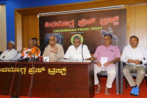 ಶಿವಮೊಗ್ಗದಲ್ಲಿ ನಡೆದ ಸುದ್ದಿಗೋಷ್ಠಿಯಲ್ಲಿ ಕೆ.ಎಸ್.ಈಶ್ವರಪ್ಪ, ಪ್ರೊ.ಎಲ್.ಕೆ.ಶ್ರೀಪತಿ, ಪ್ರೊ.ಬಿ.ಎಂ.ಕುಮಾರಸ್ವಾಮಿ, ಎಂ.ಶಂಕರ್, ಕೆ.ಇ.ಕಾಂತೇಶ್ ಇದ್ದರು.