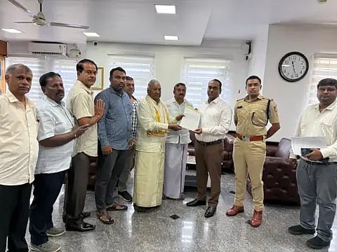  ಶರಾವತಿ ಪಂಪ್ಡ್ ಸ್ಟೋರೇಜ್ ಯೋಜನೆ ವಿರೋಧಿಸಿ ಪ್ರಭುಲಿಂಗ ಕವಳಿಕಟ್ಟಿ ಅವರಿಗೆ ಕೆ.ಎಸ್.ಈಶ್ವರಪ್ಪ ಮನವಿ ಸಲ್ಲಿಸಿದರು. ಬಿ.ನಿಖಿಲ್, ವಿ.ಅಭಿಷೇಕ್, ಕೆ.ಇ.ಕಾಂತೇಶ್, ಅ.ನಾ.ವಿಜಯೇಂದ್ರ, ಜನಾರ್ದನ್ ಪೈ ಇತರರಿದ್ದರು.