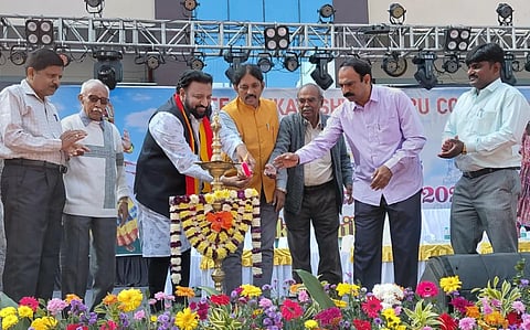 ಸಂಗೀತ ನಿರ್ದೇಶಕ, ಗಾಯಕ ಶಶಿಧರ್ ಕೋಟೆ ಕಾರ್ಯಕ್ರಮ ಉದ್ಘಾಟಿಸಿದರು. ಶಾಲಾ ಶಿಕ್ಷಣ ಇಲಾಖೆಯ ಸಹಾಯಕ ನಿರ್ದೇಶಕ ಹೊ.ನ.ನೀಲಕಂಠೇಗೌಡ, ಡಾ.ಕೆ.ವಿ.ಮುನಿಸ್ವಾಮಿ, ಪ್ರೊ.ವಿ.ಎಂ.ರವಿ. ಡಾ.ಪುಟ್ಟರಾಜು, ಜಿ.ಇ.ಪ್ರಕಾಶ್, ಡಾ.ಸತ್ಯಶೀಲಾನಾಯರ್ ಇದ್ದರು.    