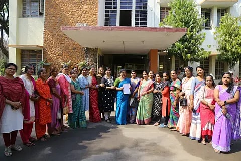 ಮಾದಕ ವಸ್ತುಗಳಿಗೆ ಕಡಿವಾಣ ಹಾಕುವಂತೆ ಒತ್ತಾಯಿಸಿ ಶಾಶ್ವತಿ ಮಹಿಳಾ ವೇದಿಕೆ ಪದಾಧಿಕಾರಿಗಳು ಎಸ್ಪಿ ಕಚೇರಿ ಎದುರು ಪ್ರತಿಭಟಿಸಿದರು. ಡಾ. ಶಾಂತಾ ಸುರೇಂದ್ರ, ಸುಮಾ, ಶಿಲ್ಪಾ, ಸುಮಾ, ಚೈತ್ರಾ, ಚಂದ್ರಮತಿ ಹೆಗಡೆ ಇತರರಿದ್ದರು.