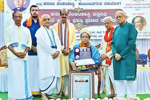 ಶಿವಮೊಗ್ಗದಲ್ಲಿ ಏರ್ಪಡಿಸಿದ್ದ ಕಾರ್ಯಕ್ರಮದಲ್ಲಿ ಶತಾವಧಾನಿ ಡಾ. ಆರ್.ಗಣೇಶ್ ಅವರಿಗೆ ಹಸೂಡಿ ವೆಂಕಟಶಾಸ್ತ್ರಿ ದತ್ತಿನಿಧಿ ಪುರಸ್ಕಾರ ಪ್ರದಾನ ಮಾಡಲಾಯಿತು. ಕೆ.ಸಿ.ನಟರಾಜ ಭಾಗವತ್, ಪ್ರೊ. ಎಚ್.ಆರ್.ಶಂಕರನಾರಾಯಣ ಶಾಸ್ತ್ರಿ, ಎಚ್.ಡಿ.ಉದಯಶಂಕರ ಶಾಸ್ತ್ರಿ, ವಾಸುದೇವ ಜೋಯಿಸ್ ಉಪಸ್ಥಿತರಿದ್ದರು.
