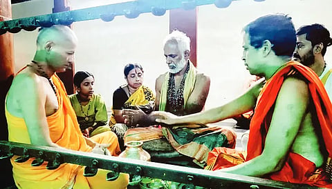 ಗೋಕರ್ಣದ ಪುರಾಣ ಪ್ರಸಿದ್ಧ ಶ್ರೀ ಮಹಾಬಲೇಶ್ವರ ಮಂದಿರಕ್ಕೆ ಭೇಟಿಯಿತ್ತ ನಾಡಿನ ಖ್ಯಾತ ವಿದ್ವಾಂಸರಾದ ಶತಾವಧಾನಿ ( Shatavadhani ) ಡಾ. ಉಡುಪಿ ರಾಮನಾಥ ಆಚಾರ್ಯ ಅವರು ಪೂಜಾ ಸಂಕಲ್ಪ ನೆರವೇರಿಸುತ್ತಿರುವುದು. 