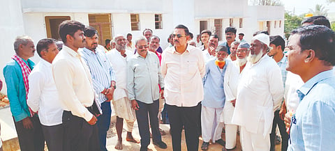ನರಗುಂದ ಪಟ್ಟಣದಲ್ಲಿ ನಿರ್ಮಾಣಗೊಂಡಿರುವ ಆಶ್ರಯ ಮನೆಗಳ (shelter homes) ಕಾಮಗಾರಿಯನ್ನು ಶಾಸಕ ಸಿ.ಸಿ. ಪಾಟೀಲ ಬುಧವಾರ ಪರಿಶೀಲಿಸಿದರು.