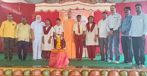 ಬೀದರ್‍ನ ಇಂದಿರಾಬಾಯಿ ಗುರುತಪ್ಪ ಶೆಟಕಾರ್ ಪ್ರೌಢಶಾಲೆಯಲ್ಲಿ ಎಂಟನೇ ತರಗತಿ ವಿದ್ಯಾರ್ಥಿಗಳ ಸ್ವಾಗತ ಕಾರ್ಯಕ್ರಮ ನಡೆಯಿತು.