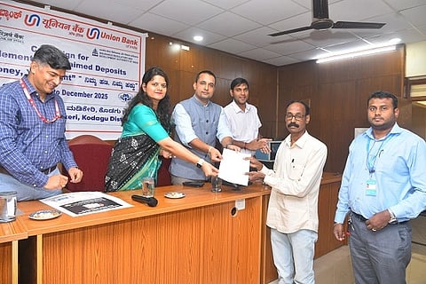  ನಿಮ್ಮ ಹಣ ನಿಮ್ಮ ಹಕ್ಕು ಜಾಗೃತಿ ಶಿಬಿರದಲ್ಲಿ ಠೇವಣಿದಾರರಿಗೆ ಹಸ್ತಾಂತರಿಸಲಾಯಿತು. ವೆಂಕಟ್ ರಾಜಾ, ಆನಂದ್ ಪ್ರಕಾಶ್ ಮೀನಾ, ನಿಶಾ ಇತರರಿದ್ದರು.