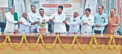 ಶಿಗ್ಗಾಂವ ಪಟ್ಟಣದ ಡಾ.ಬಿ.ಆರ್. ಅಂಬೇಡ್ಕರ ಸರ್ಕಾರಿ ಆಡಳಿತ ಕಚೇರಿಗಳ ಸಂಕೀರ್ಣದಲ್ಲಿ ಗುರುವಾರ ಏರ್ಪಡಿಸಿದ್ದ ಡಿ.ದೇವರಾಜ ಅರಸು ಜನ್ಮ ದಿನಾಚರಣೆ ಕಾರ್ಯಕ್ರಮವನ್ನು ಡಾ.ಎಸಿ ವಾಲಿ ಉದ್ಘಾಟಿಸಿದರು.ಶಶಿಕಾಂತ ರಾಠೋಡ, ಇಂದೂಧರ ಮುತ್ತಳ್ಳಿ ಇತರರಿದ್ದರು.