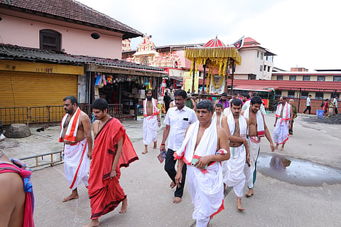 ಪರ್ಯಾಯ ಪೀಠಾಧೀಶರಾದ ಶ್ರೀ ಶ್ರೀ ವೇದವರ್ಧನ ತೀರ್ಥ ಶ್ರೀಪಾದರ ಉಪಸ್ಥಿತಿಯಲ್ಲಿ ರಥಬೀದಿಯಲ್ಲಿ ಮೆರವಣಿಗೆ ನಡೆಯಿತು.