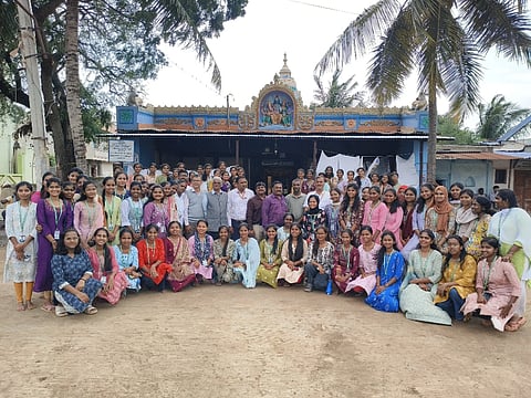 ಕುಂದಗೋಳ ತಾಲೂಕಿನ ಶಿರೂರ ಗ್ರಾಮದಲ್ಲಿ ಜರುಗಿದ ಧಾರವಾಡ ಕೃಷಿ ವಿಶ್ವವಿದ್ಯಾಲಯದ ಅಂತಿಮ ವರ್ಷದ ಬಿಎಸ್‌ಸಿ ವಿದ್ಯಾರ್ಥಿನಿಯರ ಗ್ರಾಮೀಣ ಕೃಷಿ ಕಾರ್ಯಾನುಭವ ಶಿಬಿರದಲ್ಲಿ ಪಾಲ್ಗೊಂಡಿದ್ದ ವಿದ್ಯಾರ್ಥಿನಿಯರು, ಉಪನ್ಯಾಸಕರು ಮತ್ತು ಗ್ರಾಮಸ್ಥರು. 