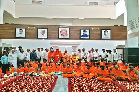 ರಾಗಿಗುಡ್ಡದ ಬಿ.ಎಸ್.ಯಡಿಯೂರಪ್ಪ ವೀರಶೈವ ಉಚಿತ ವಿದ್ಯಾರ್ಥಿ ನಿಲಯದಲ್ಲಿ 40ಕ್ಕೂ ಅಧಿಕ ವಿದ್ಯಾರ್ಥಿಗಳು ಉಚಿತ ಶಿವದೀಕ್ಷೆ ಸ್ವೀಕರಿಸಿದರು. ಶ್ರೀ ಡಾ. ಚಂದ್ರಶೇಖರ ಶಿವಾಚಾರ್ಯ ಭಗವತ್ಪಾದರು, ಶ್ರೀ ಡಾ. ಚನ್ನಮಲ್ಲಿಕಾರ್ಜುನ ಸ್ವಾಮೀಜಿ, ಶ್ರೀ ರಾಚೋಟೇಶ್ವರ ಸ್ವಾಮೀಜಿ, ಶ್ರೀ ಶ್ರೀಪತಿ ಪಂಡಿತಾರಾಧ್ಯ ಸ್ವಾಮೀಜಿ, ಸಿ.ಎಸ್.ಷಡಾಕ್ಷರಿ, ಸಿ.ಜಿ.ಪರಮೇಶ್ವರಪ್ಪ, ಡಾ. ಶಿವಯೋಗಿ ಎಲಿ, ಡಾ. ಸಿ.ಎ.ಹಿರೇಮಠ, ಸಂತೋಷ್ ಬಳ್ಳೆಕೆರೆ ಇದ್ದರು.