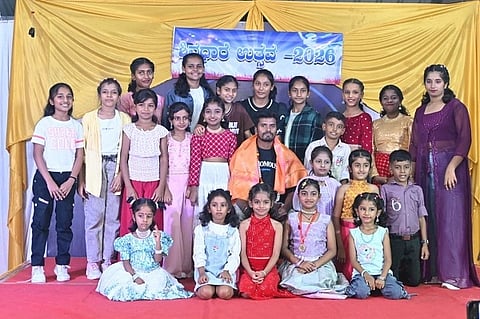 ಶಿವಧಾರೆ ಸ್ಕೂಲ್ ಆಫ್ ಡ್ಯಾನ್ಸ್ ವತಿಯಿಂದ ಏರ್ಪಡಿಸಿದ್ದ ಶಿವಧಾರೆ ಉತ್ಸವದಲ್ಲಿ ನೃತ್ಯ ಸಂಯೋಜಕ ಮಾಸ್ಟರ್ ಚೇತನ್ ರವಿ ಅವರನ್ನು ಸನ್ಮಾನಿಸಲಾಯಿತು. ನೃತ್ಯ ಶಾಲೆಯ ವಿದ್ಯಾರ್ಥಿಗಳು ಇದ್ದರು.