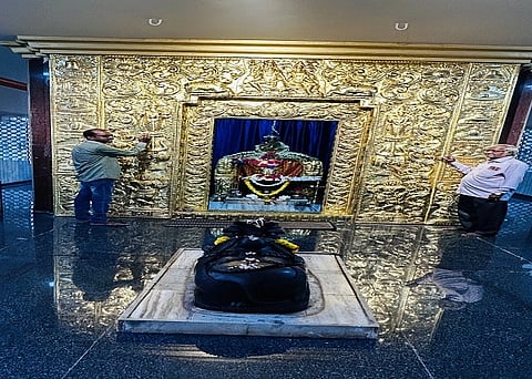 shivamandira ಹುಬ್ಬಳ್ಳಿಯ ವಿದ್ಯಾನಗರದ ಜಯನಗರದಲ್ಲಿನ ಶಿವಮಂದಿರ ಗರ್ಭಗುಡಿಯ ದ್ವಾರಬಾಗಿಲದ ಕವಚ ಹಿತ್ತಾಳೆಯಿಂದ ನಿರ್ಮಿಸಲಾಗಿದೆ.