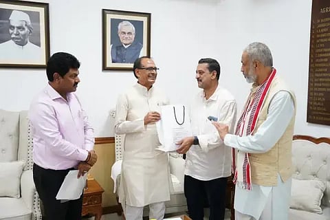 ಶಿವರಾಜ್ ಸಿಂಗ್ ಚೌಹಾಣ್ ಅವರಿಗೆ ಮನವಿ ಸಲ್ಲಿಸಿದ ಬಿ.ವೈ.ರಾಘವೇಂದ್ರ, ಪ್ರಸನ್ನ ಕೆರೆಕೈ ಹಾಗೂ ವಿಶ್ವೇಶ್ವರ ಹೆಗಡೆ ಕಾಗೇರಿ ಸಾಗರದಲ್ಲಿ ಅಡಿಕೆ ಮತ್ತು ಸಾಂಬಾರು ಅಭಿವೃದ್ಧಿ ನಿರ್ದೇಶನಾಲಯದ ಉಪಕೇಂದ್ರ ಸ್ಥಾಪನೆಗೆ ಕ್ರಮ ಕೈಗೊಳ್ಳುವಂತೆ ಒತ್ತಾಯಿಸಿದರು.