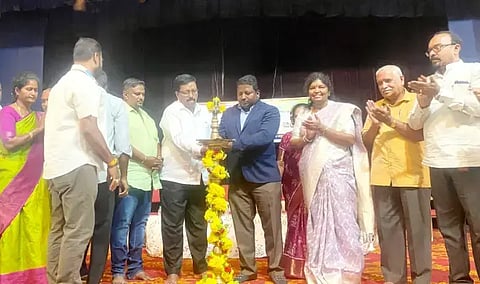 ಕೋಲಾರ ನಗರದ ಟಿ.ಚನ್ನಯ್ಯ ರಂಗಮಂದಿರದಲ್ಲಿ ಸೋಮವಾರ ನಡೆದ ವಚನಕಾರ ದೇವರ ದಾಸೀಮಯ್ಯ ಜಯಂತಿ ಕಾರ್ಯಕ್ರಮವನ್ನು ಉಪವಿಭಾಗಾಧಿಕಾರಿ ಜಂಬಗಿ ರೇಣುಕಾ ಪ್ರಸಾದ್​ ದಿಲೀಪ್​ ಉದ್ಘಾಟಿಸಿದರು.