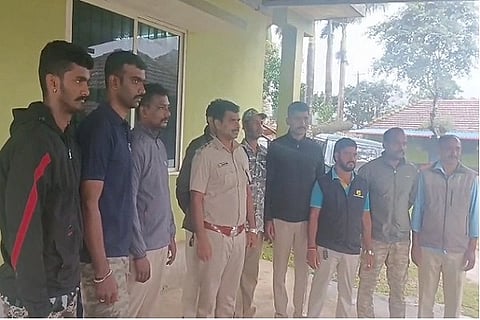  ಕಳ್ಳಬೇಟೆಗಾರರ ವಿರುದ್ಧದ ಕಾರ್ಯಾಚರಣೆಯಲ್ಲಿ ಪಾಲ್ಗೊಂಡಿದ್ದ ಅರಣ್ಯ ಇಲಾಖೆ ಸಿಬ್ಬಂದಿ