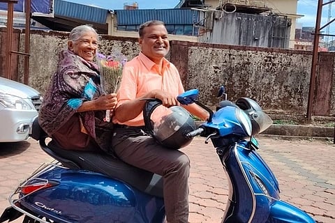 ಸ್ಕೂಟರ್‌ನಲ್ಲೇ ಸುತ್ತಾಡುತ್ತಾ ಪುಣ್ಯಕ್ಷೇತ್ರಗಳ ದರ್ಶನ ಮಾಡಿದ ಕೃಷ್ಣಕುಮಾರ್ ಮತ್ತು ಅವರ ತಾಯಿ ಚೂಡರತ್ನಮ್ಮ ಮಡಿಕೇರಿಗೆ ಆಗಮಿಸಿದ್ದ ಸಂದರ್ಭ