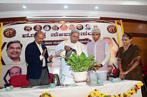 ನಗರದ ಗಾಂಧಿ ಭವನದಲ್ಲಿ ಶೂದ್ರ ಸೇವಾ ಸಂವನ್ನು ಬುಧವಾರ ನಿಟಕಪೂರ್ವ ಮುಖ್ಯಮಂತ್ರಿ ಸಿದ್ದರಾಮಯ್ಯ ಉದ್ಘಾಟಿಸಿದರು. ಸಂದ ರೇಖ ಜಗನ್ನಾಥ ಇದ್ದರು.