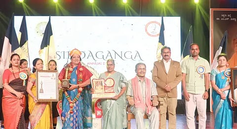  ದಾವಣಗೆರೆಯಲ್ಲಿ ಸೋಮವಾರ, ಸಿದ್ದಗಂಗಾ ಶಾಲೆಯ ವಾರ್ಷಿಕ ಸಂಭ್ರಮ ಕಾರ್ಯಕ್ರಮದಲ್ಲಿ ಎಸ್.ಜೆ.ಜೆ.ಎಂ. ಶಾಲೆಯ ಶೈಕ್ಷಣಿಕ ಸಲಹೆಗಾರ್ತಿ ಆರ್.ವಾಗ್ದೇವಿ ಅವರಿಗೆ ರಾಜ್ಯ ಮಟ್ಟದ ಎಂ.ಎಸ್.ಎಸ್ ಪ್ರಶಸ್ತಿ ನೀಡಿ ಗೌರವಿಸಲಾಯಿತು. ಡಿ.ಸಿ.ಚೇತನ್,  ಶಾಲೆ ಮುಖ್ಯಸ್ಥೆ ಜಸ್ಟಿನ್ ಡಿಸೌಜ, ಗಾಯತ್ರಿ ಚಿಮ್ಮಡ್, ರೇಖಾರಾಣಿ, ಎಸ್.ಆಶಾ, ಡಿ.ಹರಿಣಿ, ಫಾರೂಕ್ ಉಸ್ಮಾನಿ ಇತರರಿದ್ದರು. 