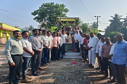 ಕುಶಾಲನಗರ ತಾಲೂಕು ವೀರಶೈವ ಮಹಾಸಭಾ ವತಿಯಿಂದ ಡಾ. ಶಿವಕುಮಾರ ಸ್ವಾಮೀಜಿ ಜನ್ಮ ದಿನ ಆಚರಿಸಲಾಯಿತು. ಹೆಚ್.ವಿ. ಶಿವಪ್ಪ, ಹೆಚ್.ಎಂ. ಮಧುಸೂದನ್, ಡಾ. ಮಹೇಶ್ ಹೊಲಗೇರಿ, ಕೆ.ಎಸ್. ಮೂರ್ತಿ, ಕೆ.ಪಿ. ಪರಮೇಶ್, ಸರೋಜಾ ಆರಾಧ್ಯ ಮತ್ತಿತರರು ಇದ್ದರು.