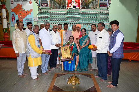 siddarudh ಹುಬ್ಬಳ್ಳಿಯ ಶ್ರೀ ಸಿದ್ಧಾರೂಢಸ್ವಾಮಿ ಮಠದ ಮುಖ್ಯ ಆಡಳಿತಾಧಿಕಾರಿ ಹಾಗೂ ಪ್ರಧಾನ ಜಿಲ್ಲಾ ಮತ್ತು ಸತ್ರ ನ್ಯಾಯಾಧೀಶೆ ಬಿ.ಎಸ್​. ಭಾರತಿ ಅವರನ್ನು ಟ್ರಸ್ಟ್​ ಕಮಿಟಿಯಿಂದ ಅಭಿನಂದಿಸಲಾಯಿತು. ಶ್ರೀ ದಯಾನಂದ ಸರಸ್ವತಿ ಸ್ವಾಮೀಜಿ, ಬಾಳು ಮಗಜಿಕೊಂಡಿ, ಚನ್ನವಿರ ಮುಂಗುರವಾಡಿ, ಶಾಮಾನಂದ ಪೂಜೇರಿ, ಡಾ. ಗೋವಿಂದ ಮಣ್ಣೂರ, ಇತರರು ಇದ್ದರು.