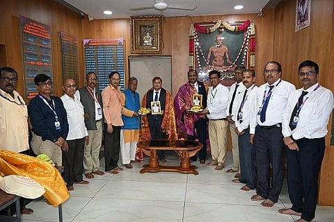 ಹುಬ್ಬಳ್ಳಿಯ ಶ್ರೀ ಸಿದ್ಧಾರೂಢರ ಮಠಕ್ಕೆ siddarudha mathಬುಧವಾರ ಭೇಟಿ ನೀಡಿದ ಎಸ್‌ಬಿಐನ ಸಂಜಯ್‌ಕುಮಾರ ಝಾ, ಮಣಿಕಂಡನ್ ರಾಮಕೃಷ್ಣನ್, ನಾಗಸುಬ್ದಾರೆಡ್ಡಿ ಬಿ. ಅವರನ್ನು ಸನ್ಮಾನಿಸಲಾಯಿತು.