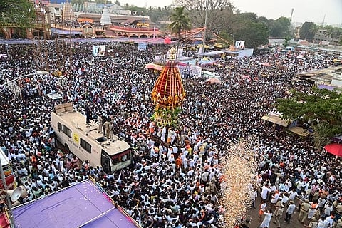 ಹುಬ್ಬಳ್ಳಿಯ ಶ್ರೀ ಸಿದ್ಧಾರೂಢರ ಮಠದ ಆವರಣದಲ್ಲಿ ಲಕ್ಷಾಂತರ ಭಕ್ತರ ಮಧ್ಯೆ ಸೋಮವಾರ ವಿಜೃಂಭಣೆಯಿಂದ ರಥೋತ್ಸವ ಜರುಗಿತು.