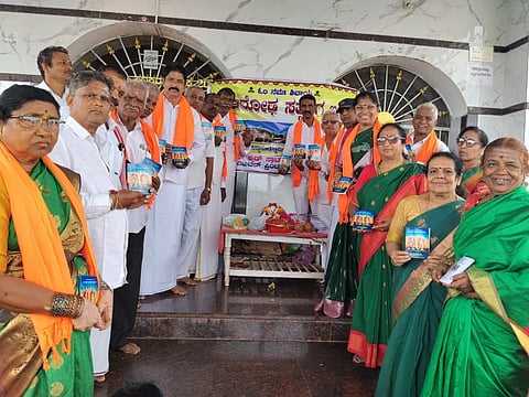 ಹುಬ್ಬಳ್ಳಿ ಸಮೀಪದ siddarudha ಬೂದನಗುಡ್ಡದಲ್ಲಿ ಇತ್ತೀಚೆಗೆ ಭಜನಾ ಪುಸ್ತಕಗಳನ್ನು ಬಿಡುಗಡೆ ಮಾಡಲಾಯಿತು.