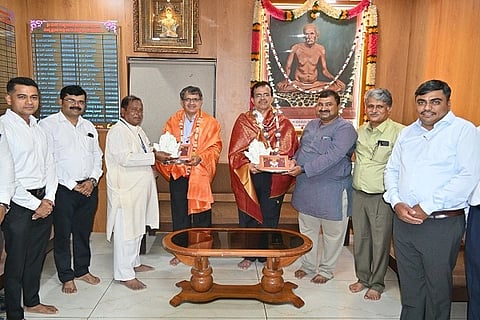 ಹುಬ್ಬಳ್ಳಿಯ siddarudha ಶ್ರೀ ಸಿದ್ಧಾರೂಢ ಸ್ವಾಮಿಯವರ ಮಠಕ್ಕೆ ಕರ್ನಾಟಕ ಬ್ಯಾಂಕ್ ಸಿಇಒ ಚಂದ್ರಶೇಖರ, ವ್ಯವಸ್ಥಾಪಕ ನಿರ್ದೇಶಕ ರಾಘವೇಂದ್ರ ಭಟ್ ಶನಿವಾರ ಭೇಟಿ ನೀಡಿದ್ದ ವೇಳೆ ಶ್ರೀಮಠದಿಂದ ಅವರನ್ನು ಸನ್ಮಾನಿಸಲಾಯಿತು.