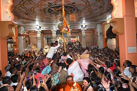 siddarudha ಗುರು ಪೌರ್ಣಿಮೆ ನಿಮಿತ್ತ ಹುಬ್ಬಳ್ಳಿಯ ಶ್ರೀ ಸಿದ್ಧಾರೂಢ ಸ್ವಾಮಿ ಮಠದಲ್ಲಿ ಬುಧವಾರ ಮೊಸರು ಗಡಿಗೆ ಒಡೆಯುವ ಕಾರ್ಯಕ್ರಮದಲ್ಲಿ ಭಾಗವಹಿಸಿದ್ದ ಭಕ್ತರು.