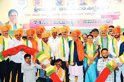 ದಾವಣಗೆರೆಯಲ್ಲಿ ಶನಿವಾರ ಅಭಿಮಾನಿ ಬಳಗದಿಂದ ಆಯೋಜಿಸಿದ್ದ ಸಮಾರಂಭದಲ್ಲಿ ಮಾಜಿ ಸಚಿವ, ಮಾಜಿ ಸಂಸದ ಜಿ.ಎಂ. ಸಿದ್ದೇಶ್ವರ ಅವರು 74ನೇ ಜನ್ಮದಿನವನ್ನು ಆಚರಿಸಿಕೊಂಡರು. ಗಾಯತ್ರಿ ಸಿದ್ದೇಶ್ವರ, ಸುನೀಲ್ ಕುಮಾರ್, ಎನ್. ರವಿಕುಮಾರ್, ಎಂ. ಚಂದ್ರಪ್ಪ, ಯಶವಂತರಾವ್ ಜಾಧವ್, ಎನ್. ರಾಜಶೇಖರ್, ರಾಜನಹಳ್ಳಿ ಶಿವಕುಮಾರ್, ವೀರೇಶ್ ಹನಗವಾಡಿ, ಜಿ.ಎಸ್. ಶ್ಯಾಮ್ ಇದ್ದರು.
