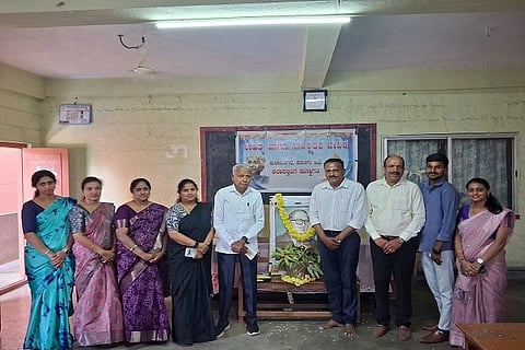  ಕೊಡಗು ಜಿಲ್ಲೆಯಲ್ಲಿ ಜಿಲ್ಲಾಧಿಕಾರಿಯಾಗಿ ಕರ್ತವ್ಯ ನಿರ್ವಹಿಸಿದ್ದ ಸಾಹಿತಿ ಡಾ. ಸಿದ್ದಯ್ಯ ಪುರಾಣಿಕ್ ಅವರ ಕುರಿತು ಸಾಹಿತ್ಯ ಹಾಗೂ ಸಾಂಸ್ಕೃತಿಕ ವೇದಿಕೆ ವತಿಯಿಂದ ವಿಚಾರ ಸಂಕಿರಣ ನಡೆಯಿತು. ಬಿ.ಆರ್. ನಾರಾಯಣ, ಪ್ರೊ. ಹೆಚ್.ಬಿ. ಲಿಂಗಮೂರ್ತಿ, ಕೆ.ಎಸ್. ಮೂರ್ತಿ, ಲೀಲಾಕುಮಾರಿ ತೊಡಿಕಾನ ಮತ್ತಿತರರು ಇದ್ದರು.