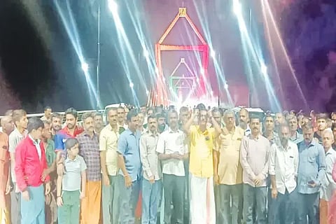 ಸಿಗಂದೂರು ಸೇತುವೆ ಉದ್ಘಾಟನೆಯಾಗಿ ಒಂದು ವರ್ಷ ಪೂರ್ಣವಾದ ಹಿನ್ನೆಲೆಯಲ್ಲಿ ಕರೂರು ಹೋಬಳಿ ಪ್ರಮುಖರು ಸೇತುವೆ ಮೇಲೆ ಸಂಭ್ರಮಾಚರಣೆ ನಡೆಸಿದರು. ಪ್ರಸನ್ನ ಕೆರೆಕೈ, ಕೆ.ಜಿ.ಪ್ರಶಾಂತ್, ಮಂಜಯ್ಯ, ಗಣಪತಿ, ಸಂತೋಷ, ಸಚಿನ್ ಇತರರಿದ್ದರು.