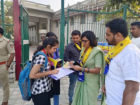 ನಗರದ ಆರ್.ಸಿ.ಕಾಲೇಜಿನ ಬಳಿ ವಿದ್ಯಾರ್ಥಿಗಳಿಂದ ಸಹಿ ಸಂಗ್ರಹ ಮಾಡಿದ ಆಮ್ ಆದ್ಮಿ ಪಕ್ಷದ ಯುವ ಘಟಕ 