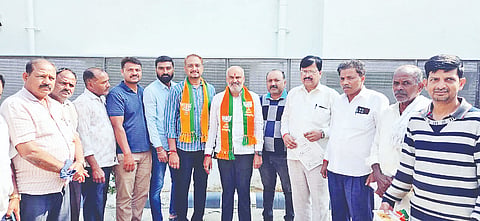 ಬಿಜೆಪಿ 12ನೇ ರಾಷ್ಟ್ರೀಯ ಅಧ್ಯಕ್ಷರಾಗಿ ಆಯ್ಕೆಯಾದ ನಿತಿನ್ ನಾಭಿ ಅವರಿಗೆ ಶುಭ ಕೋರಿ ಶಾಸಕ ಎಚ್.ಕೆ.ಸುರೇಶ್ ತಮ್ಮ ನಿವಾಸದಲ್ಲಿ ಕಾರ್ಯಕರ್ತರೊಂದಿಗೆ ಸಿಹಿ ಹಂಚಿ ಸಂಭ್ರಮಿಸಿದರು.